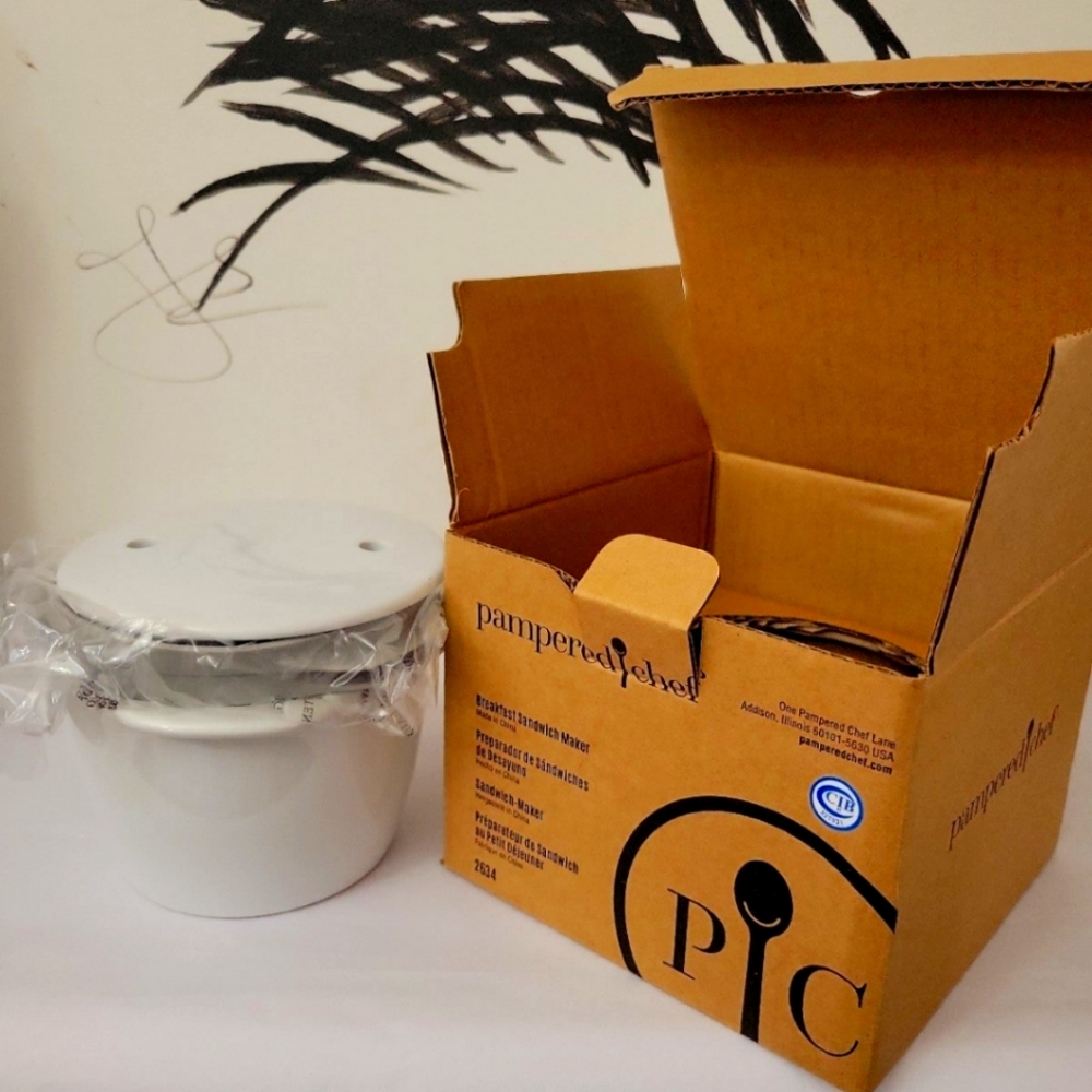 The Pampered Chef Breakfast Sandwhich Maker
